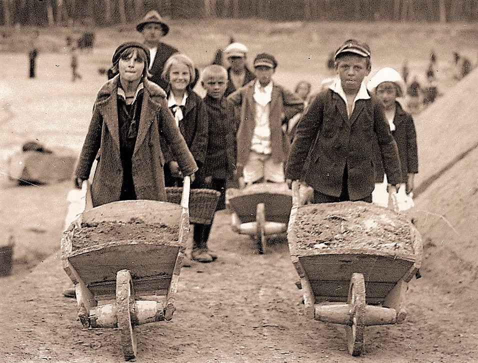 Dzieci z ciężkimi taczkami budujące w 1935 roku w Krakowie Kopiec Józefa Piłsudskiego. 